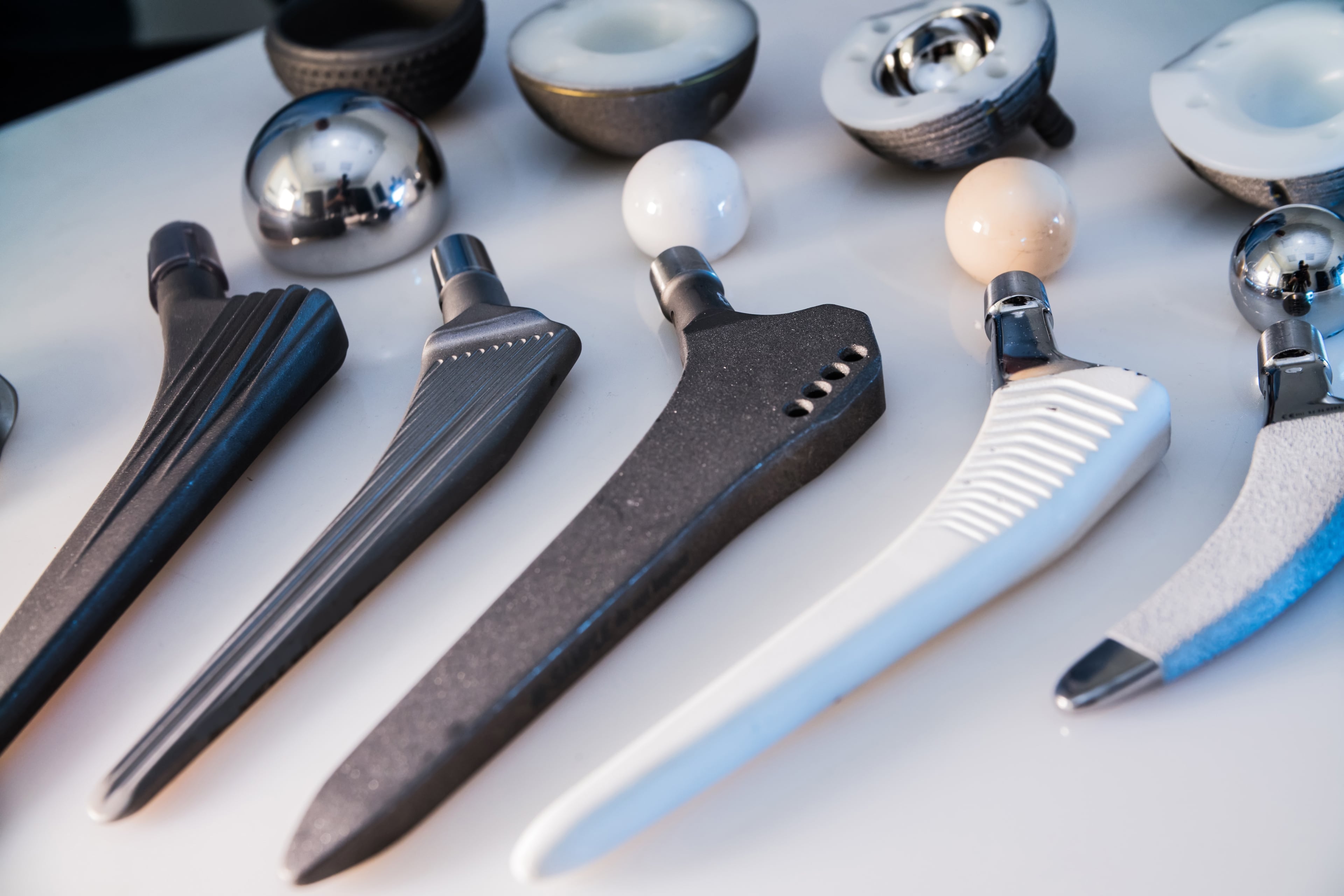 hip_implant_artificial_types_hip_surgery
